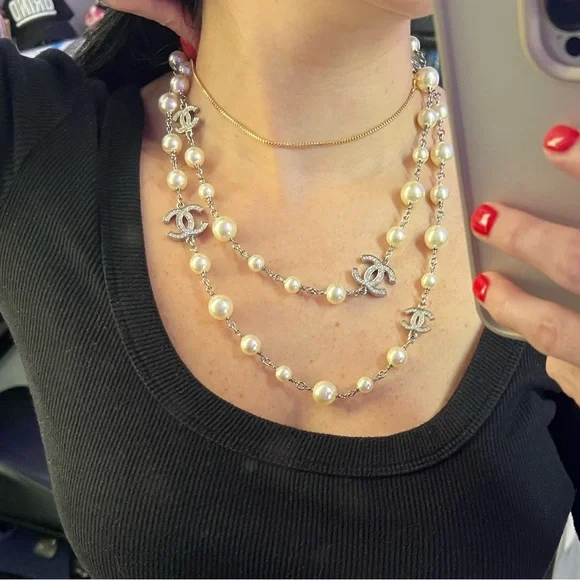 CHANEL Pearl and Silver Logo Necklace - Picture 4 of 8
